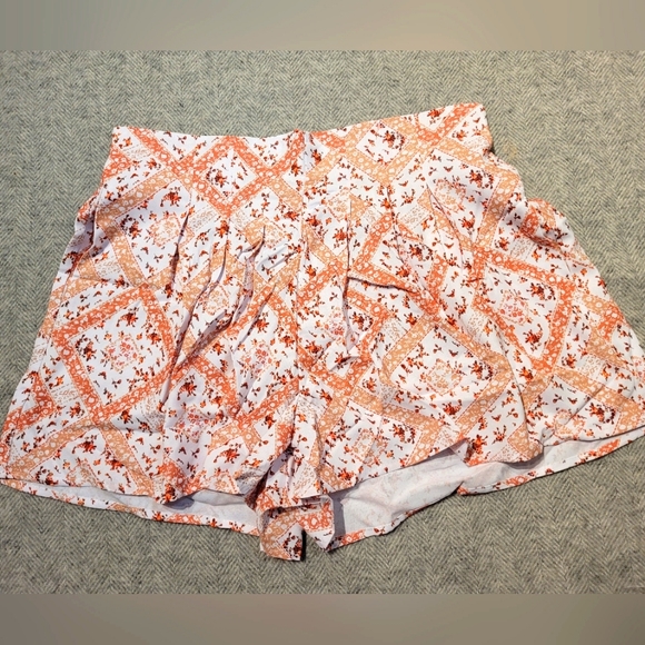 ✨️High Rise Floral Shorts - Picture 1 of 4
